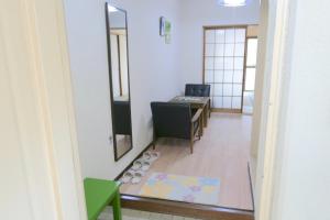 una oficina con escritorio, silla y espejo en Aoi sora Aoi umi no guest house - Vacation STAY 86804v, en Takamatsu
