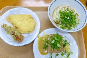 um tabuleiro com três pratos de comida numa mesa em Aoisora Aoiumi no guest house - Vacation STAY 74840v em Takamatsu