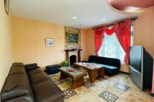 Et opholdsområde på Villa Desa by CozyVilla at Puncak Resort