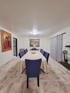 una sala da pranzo con tavolo e sedie blu di Tu Casa de Familia a Tijuana