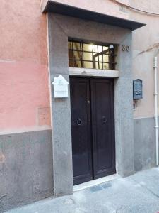 Una puerta a un edificio con un cartel. en Stranamore Apartments Trastevere, en Roma