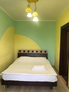 Tempat tidur dalam kamar di Apartment on Kravchuka 11b
