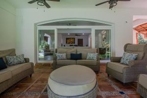 Sala de estar con 2 sofás y mesa en Villa Golf Holiday Private Pool, Barbecue, Family Friendly, Golf Course en Playa del Carmen