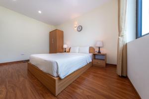 En eller flere senge i et værelse på Granda Quan Hoa Apartment