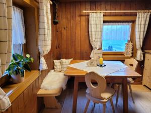 d'une salle à manger avec une table et une fenêtre. dans l'établissement Ferienhaus Maria´s Hoamatl, à Gallzein