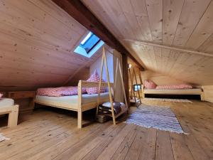 Cette chambre mansardée comprend 2 lits superposés. dans l'établissement Ferienhaus Maria´s Hoamatl, à Gallzein