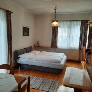 ein Schlafzimmer mit einem Bett in einem Zimmer mit einem Tisch in der Unterkunft Apartment Marianne in Bad Gastein
