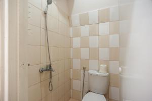 Koupelna v ubytování Urbanview Hotel Jagakarsa by RedDoorz + 37 fotografií