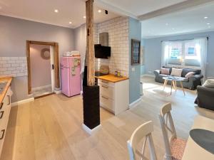 a kitchen and living room with a pink refrigerator at Kleinstadtidyll Plau am See in Plau am See