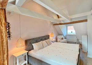 a bedroom with a large white bed in a room at Kleinstadtidyll Plau am See in Plau am See