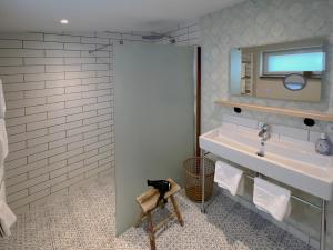 a bathroom with a sink and a mirror at Kleinstadtidyll Plau am See in Plau am See +22 photos