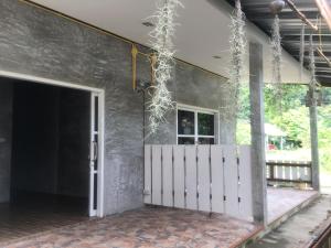 a room with a white door and a window at Fahad Calm House in Ban Not (1) +6 photos