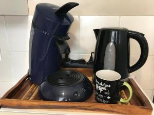 uma bancada com comodidades para preparar café e uma caneca de café em Central Montgaillard em Saint-Denis