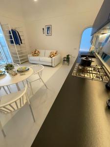 cocina y sala de estar con sofá y mesa en La Pigolina, en Positano