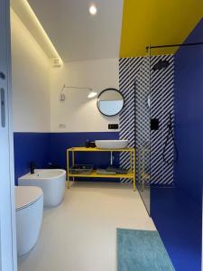 a bathroom with two sinks and a tub and a mirror at La Pigolina in Positano