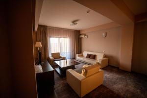 巴亚斯普列秘密花园酒店的客厅里有一张沙发和一张桌子。 更多39张照片