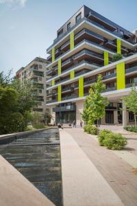 een groot gebouw met een vijver ervoor bij CRVN1 #terrace #freeparking in Boedapest