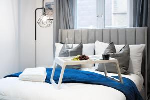 Katil atau katil-katil dalam bilik di Chic 3 Bed Apartment Near London Bridge with Balcony