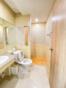 La salle de bains est pourvue de toilettes et d'un lavabo. dans l'établissement Srilamduan Hotel, à Si Saket