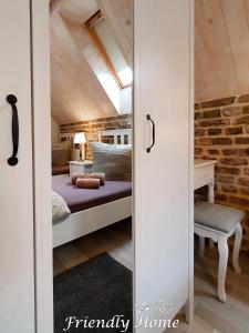 a mirror in a bedroom with a bed and a desk at Friendly Home - Gemütliches Backsteinhaus in Bornheim