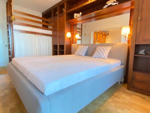 ein Schlafzimmer mit einem großen Bett mit blauem Licht in der Unterkunft Haus Sabine Ferienwohnung Kati (Seeblick) in Ahlbeck