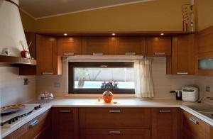 eine Küche mit einem Fenster und einem Kürbis auf der Theke in der Unterkunft Holiday-home-italy in Melissano