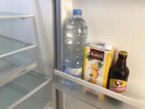 - une bouteille d'eau et une boisson dans un réfrigérateur vide dans l'établissement Central Montgaillard, à Saint-Denis