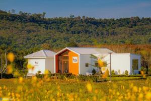 ein kleines Haus mitten auf einem Feld in der Unterkunft DOO KHAO in Ban Chong Tako