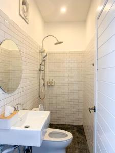 ein weißes Badezimmer mit Waschbecken und Toilette in der Unterkunft DOO KHAO in Ban Chong Tako + 37 Fotos