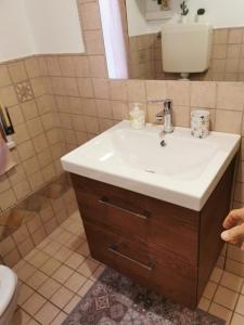 een badkamer met een witte wastafel en een toilet bij Civico 26 in Rimini