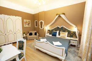 um quarto com uma cama de dossel grande em Villabaroque_Eger em Eger