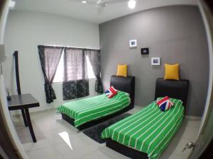 Giường trong phòng chung tại AVENUE HOMESTAY 5 Room 4 Toilet 4 MINUTES TO TOWER