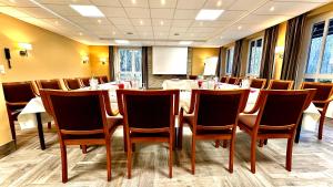 a dining room with a table and chairs at Park Hotel Fasanerie Neustrelitz in Neustrelitz