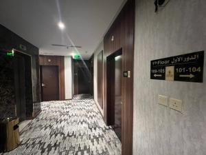 فندق بياك أوتيل الروضة في مكة المكرمة: مدخل في مبنى مع علامة على الجدار