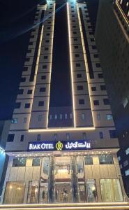 un grand bâtiment avec un panneau à l'avant dans l'établissement فندق بياك أوتيل الروضة, à La Mecque