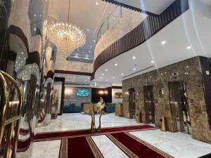 a lobby of a hotel with a chandelier at فندق بياك أوتيل الروضة in Mecca