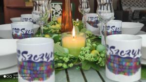 uma mesa com velas, copos de vinho e flores em Dom u Gazdy przy Gondoli em Szczyrk