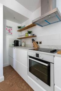 Η κουζίνα ή μικρή κουζίνα στο Wolverdene - Entire ground floor flat with garden