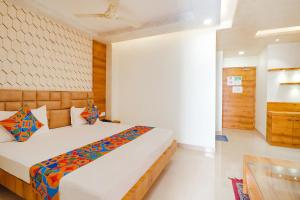 ein Schlafzimmer mit einem Bett in einem Zimmer in der Unterkunft FabHotel Holiday Grand in Patna