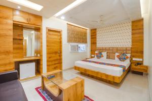 1 dormitorio con 1 cama grande y chimenea en FabHotel Holiday Grand en Patna