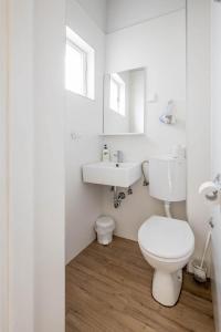 a white bathroom with a toilet and a sink at Apartment Ferienwohnung in Pula
