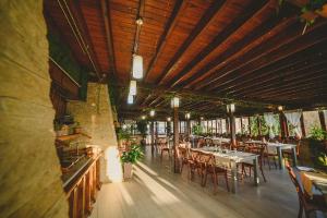 巴亚斯普列秘密花园酒店的建筑物内有桌椅的餐厅