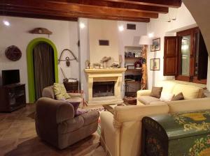 ein Wohnzimmer mit Möbeln und einem Kamin in der Unterkunft 4 bedrooms house with sea view and furnished garden at Sciacca 1 km away from the beach in Sciacca