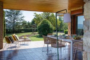 patio con tavolo e sedie di Lodging Apartments Villa el Raco a Santpedor