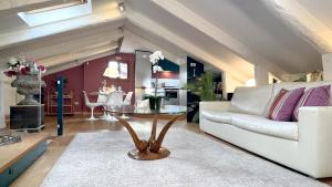 salon z białą kanapą i stołem w obiekcie City Apartments Rialto w Wenecji