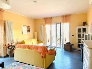 sala de estar con sofá amarillo en una habitación en Casa Delfina, en Tellaro