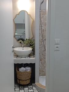 La salle de bains est pourvue d'un lavabo et d'un miroir. dans l'établissement Olympos Princess, à Olympos