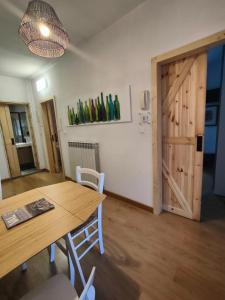 d'une salle à manger avec une table et une porte en bois. dans l'établissement Piccolo Appartamento Casa Vacanze B&B Angela, à Clusone
