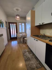 A kitchen or kitchenette at Piccolo Appartamento Casa Vacanze B&B Angela