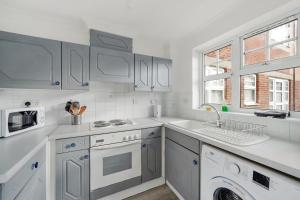 Кухня или кухненски бокс в Cozy Luton Town Centre Retreat